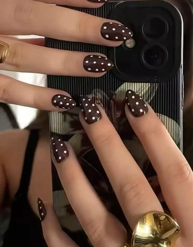 Nude Cat Eye Nails