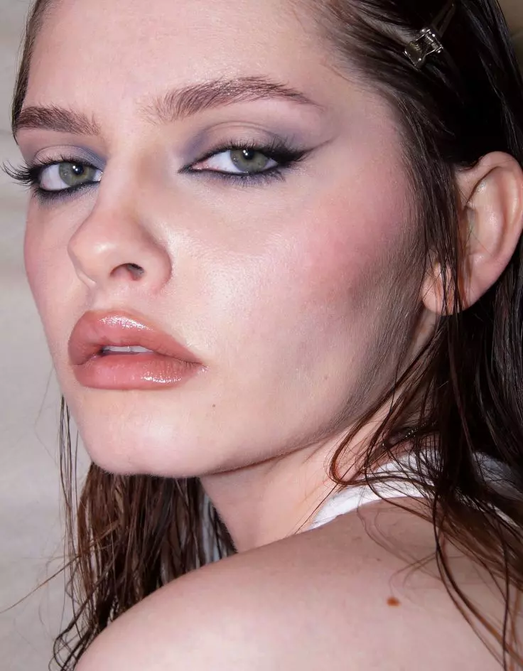 Popular 90s Makeup Looks
