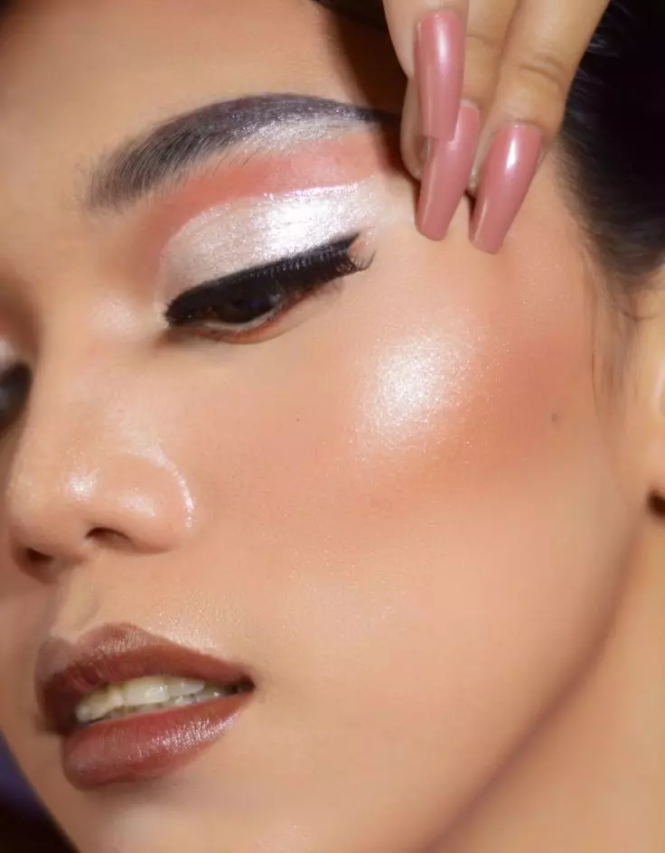 Girl Glowy Makeup