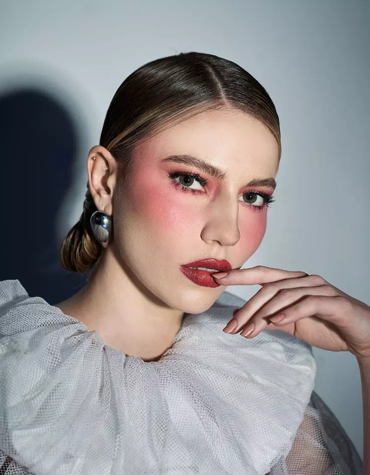 Woman Glowy Makeup