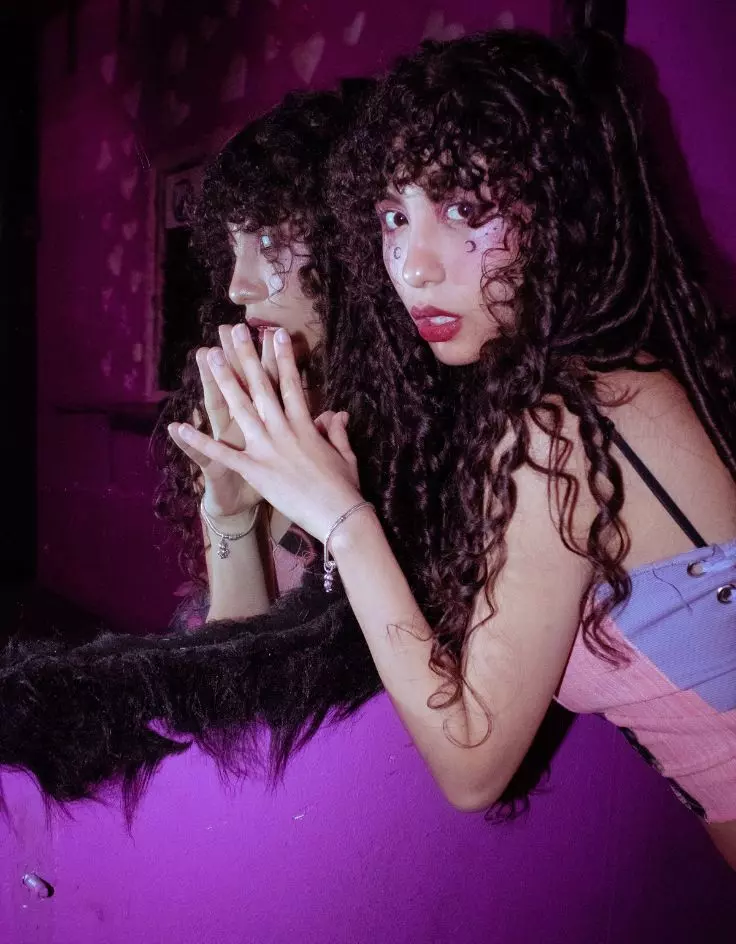 Y2K Curly Hair PFP Girl