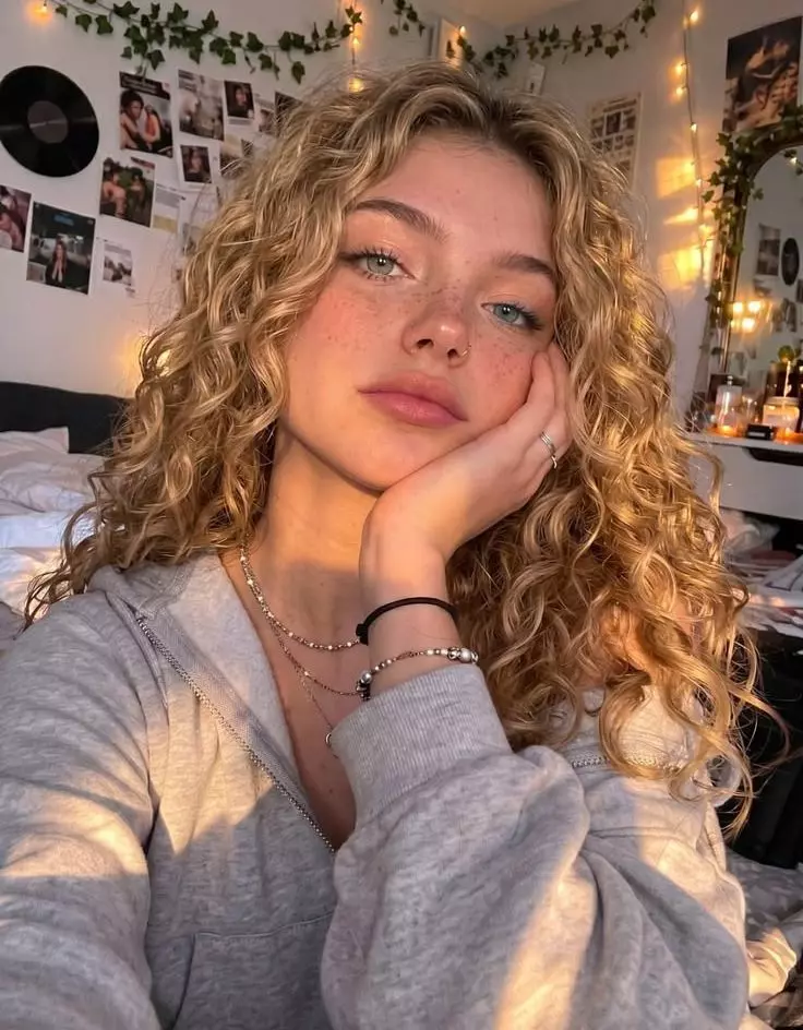 Curly Blonde Hair Aesthetic