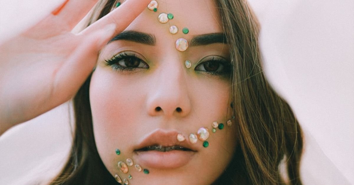 Rhinestone Makeup: A Sparkling Guide to Glamorous Looks