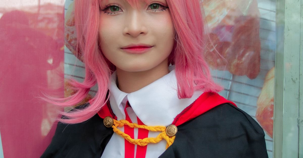 The Ultimate Pink Hair Guide: Shades, Techniques, Care & Style Tips