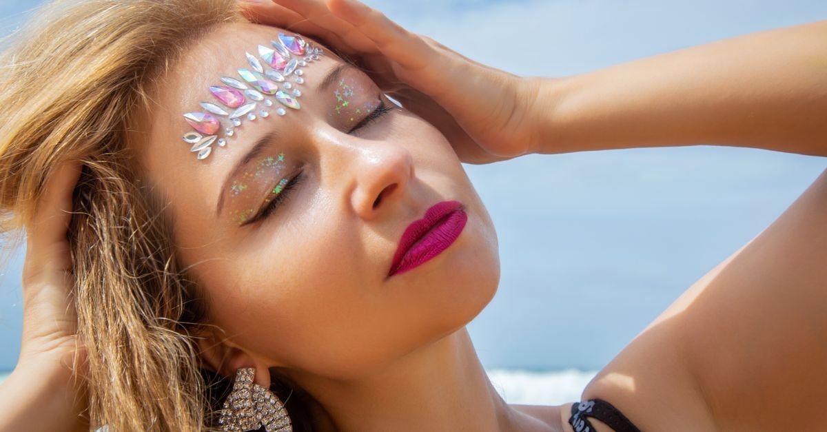 Rhinestone Makeup: A Sparkling Guide to Glamorous Looks
