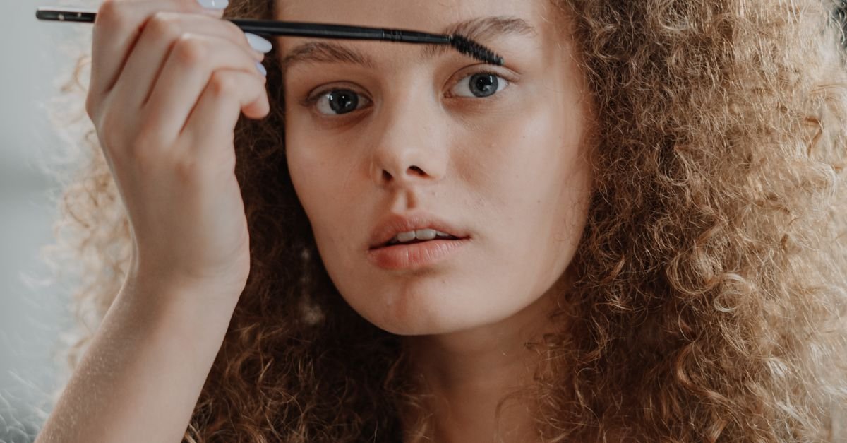 Sculpting the Perfect Brows for a Round Face: A Beginner’s Complete Guide