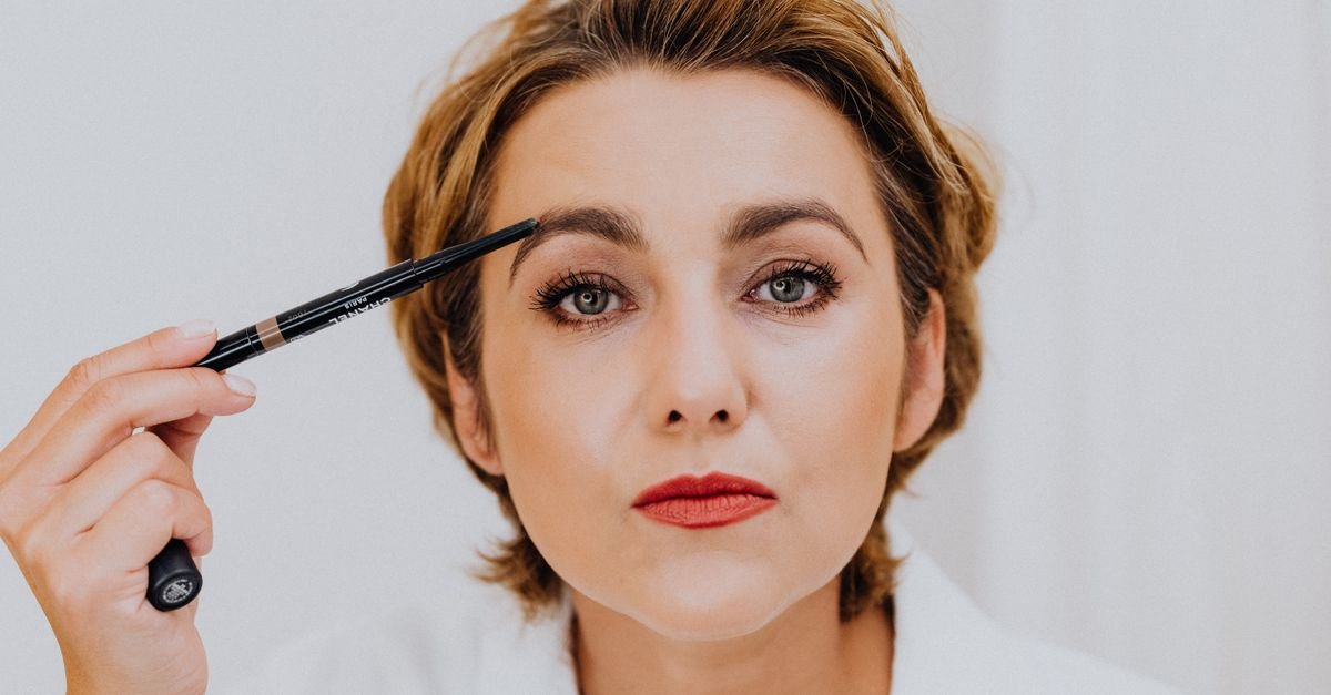 Sculpting the Perfect Brows for a Round Face: A Beginner’s Complete Guide