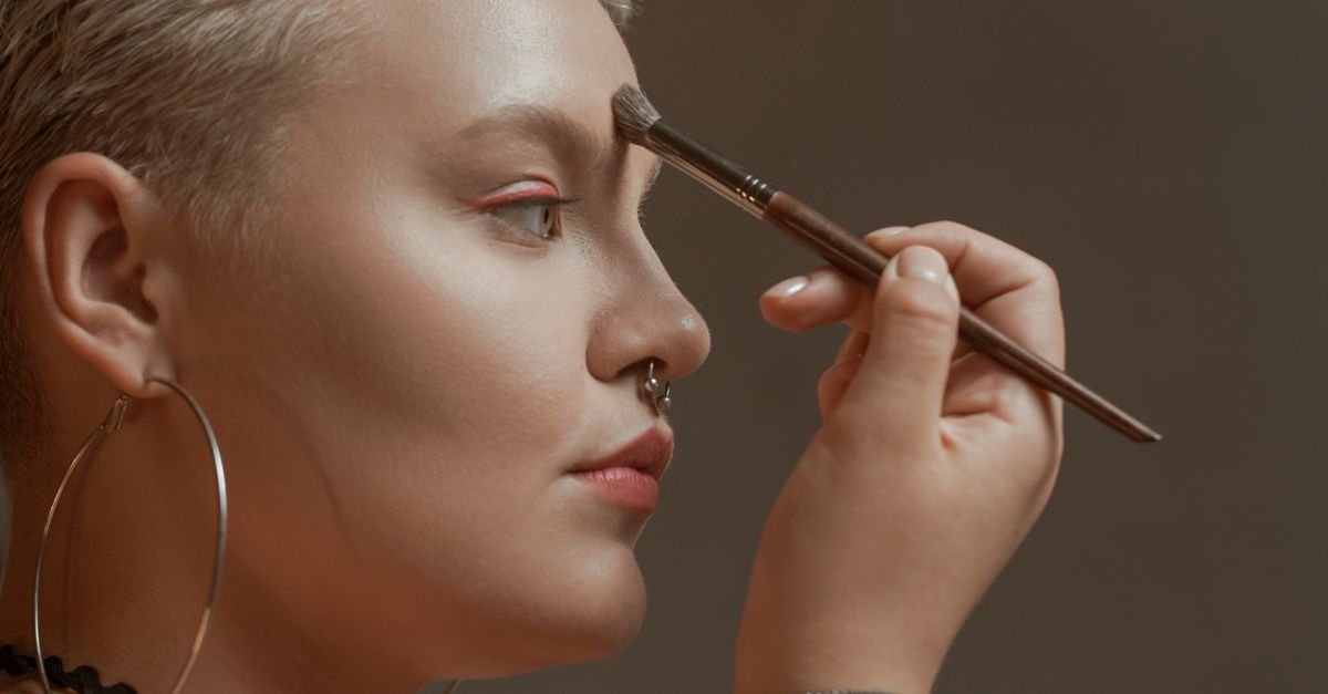 Flattering Round Face Makeup: Pros, Cons, and Expert Tips for a Balanced Look