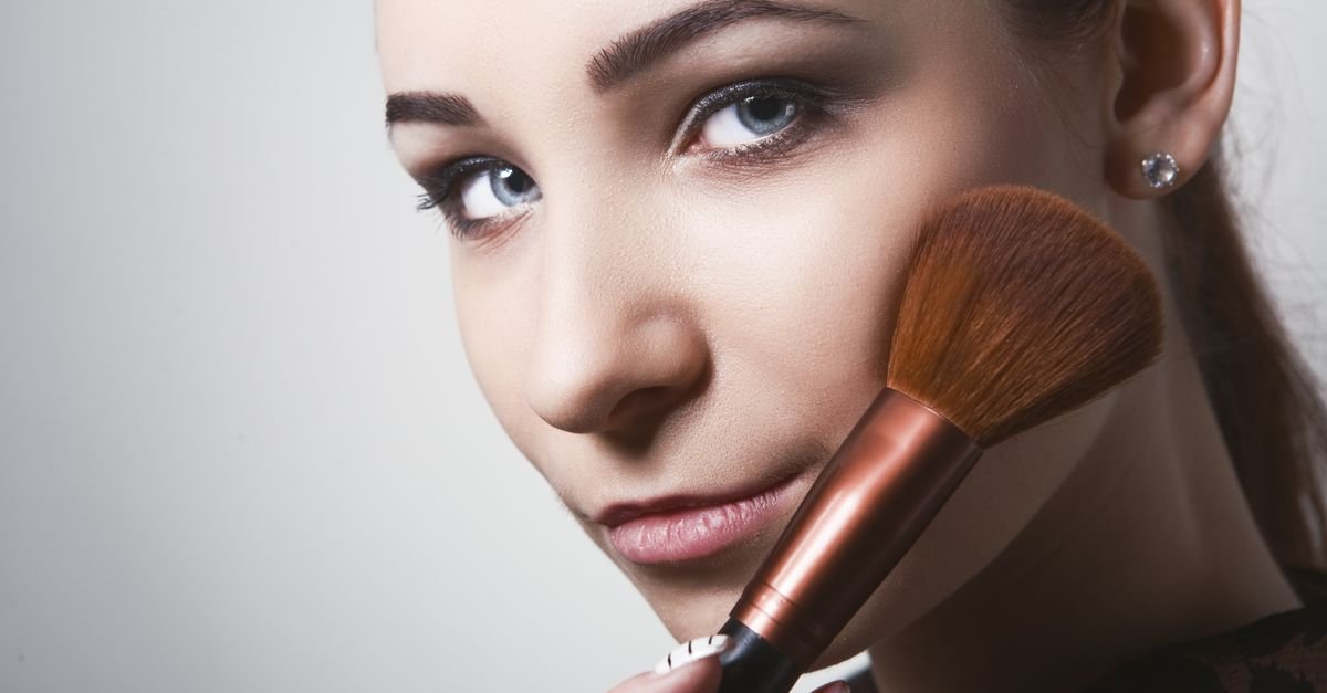 Flattering Round Face Makeup: Pros, Cons, and Expert Tips for a Balanced Look