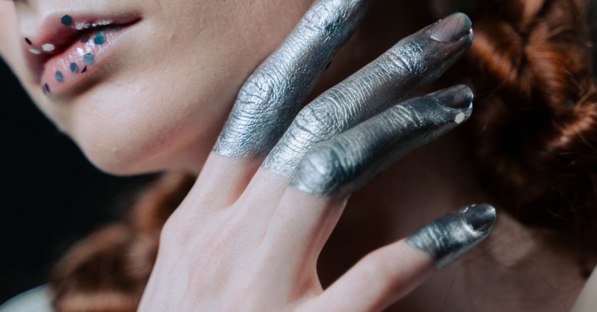 Shimmer and Shine: The Ultimate Beginner’s Guide to Silver Eye Makeup