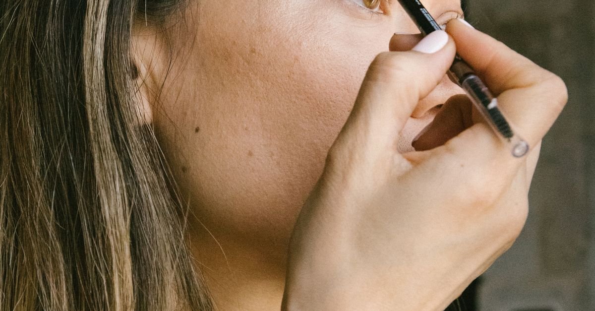 Sculpting the Perfect Brows for a Round Face: A Beginner’s Complete Guide