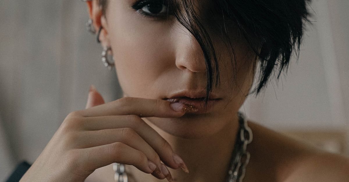 Short Pixie Cut: Pros, Cons, and Style Comparisons for Every Face Shape